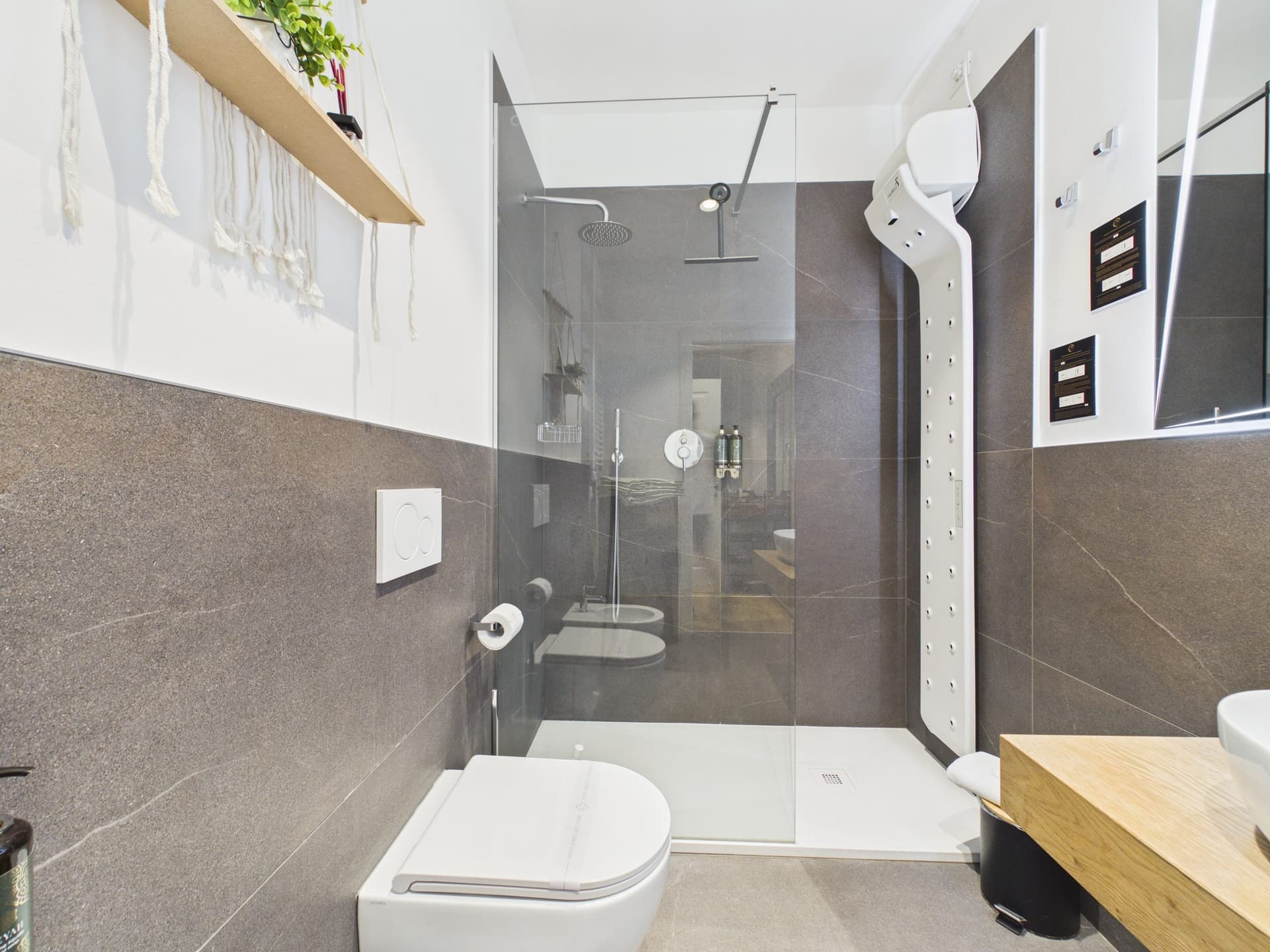 Bagno con doccia ampia e bidet