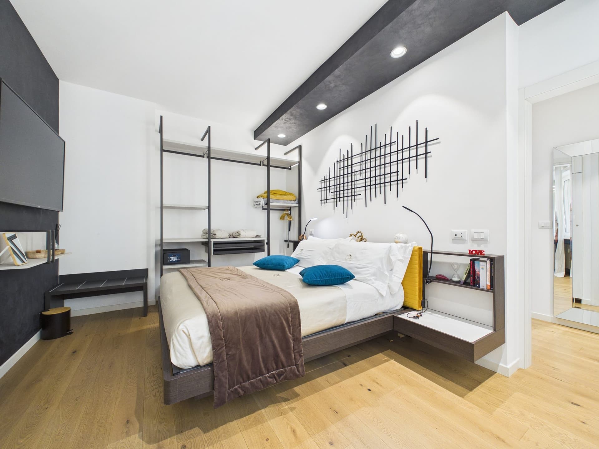 Camera da letto con libreria industriale