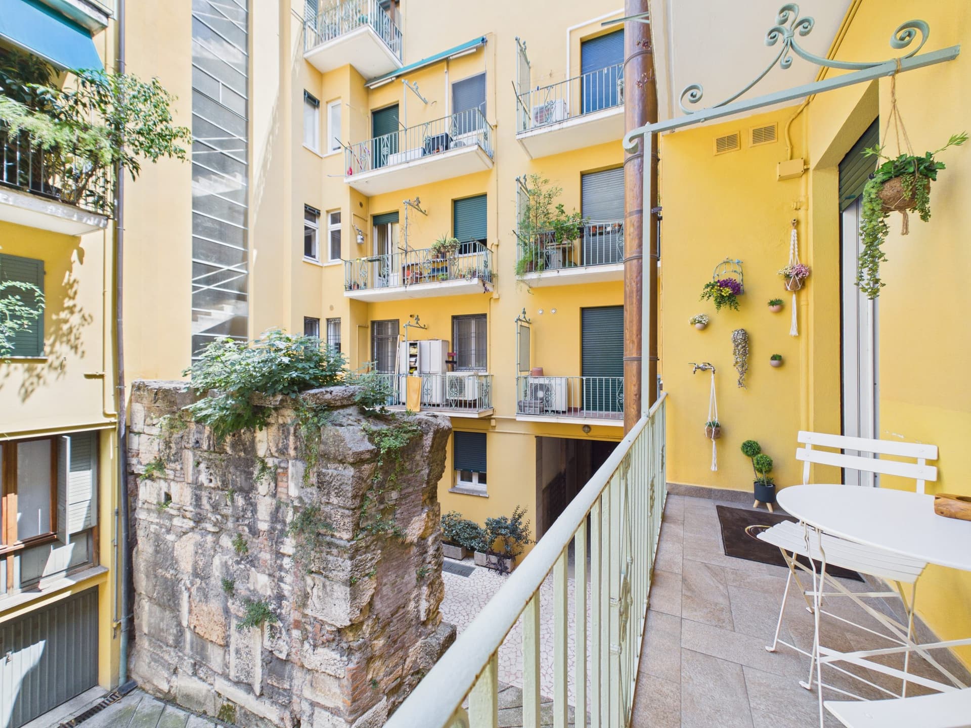 Terrazzino con tavolino e sedie