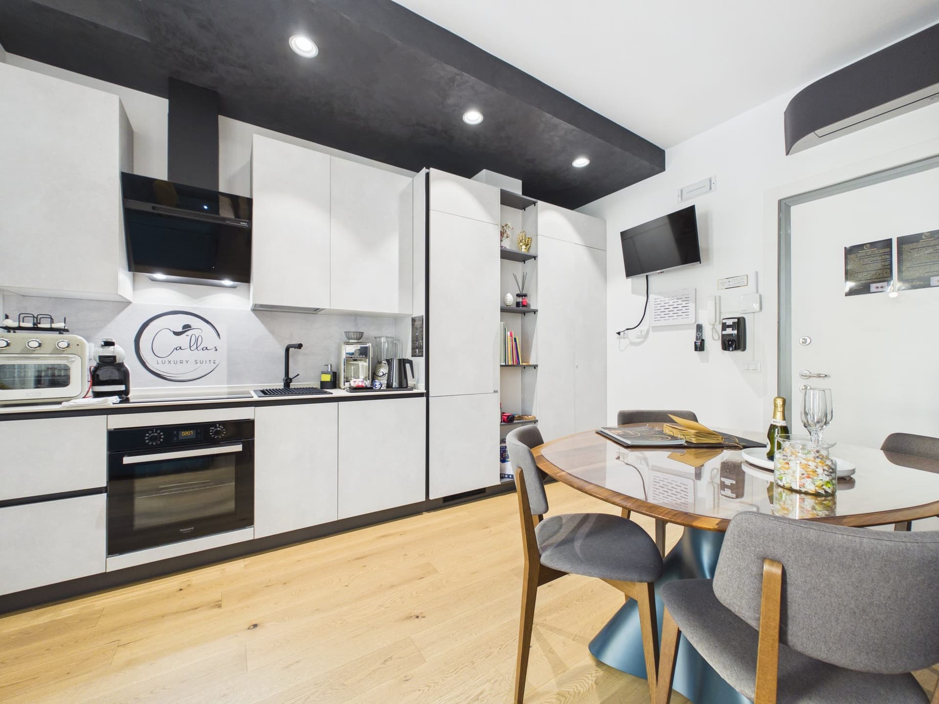 Ambiente living con cucina e sala da pranzo