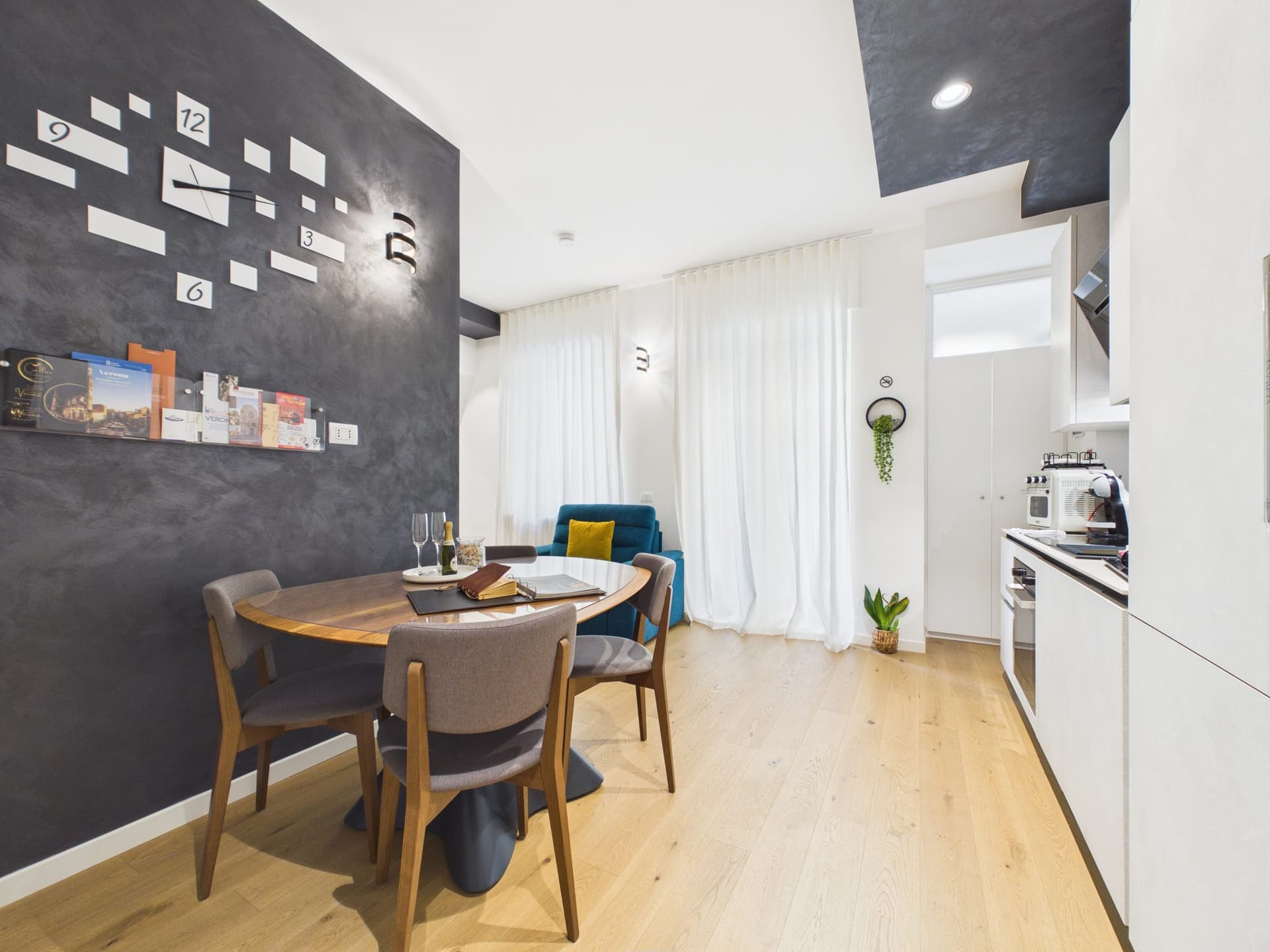 Cucina completa con elettrodomestici moderni