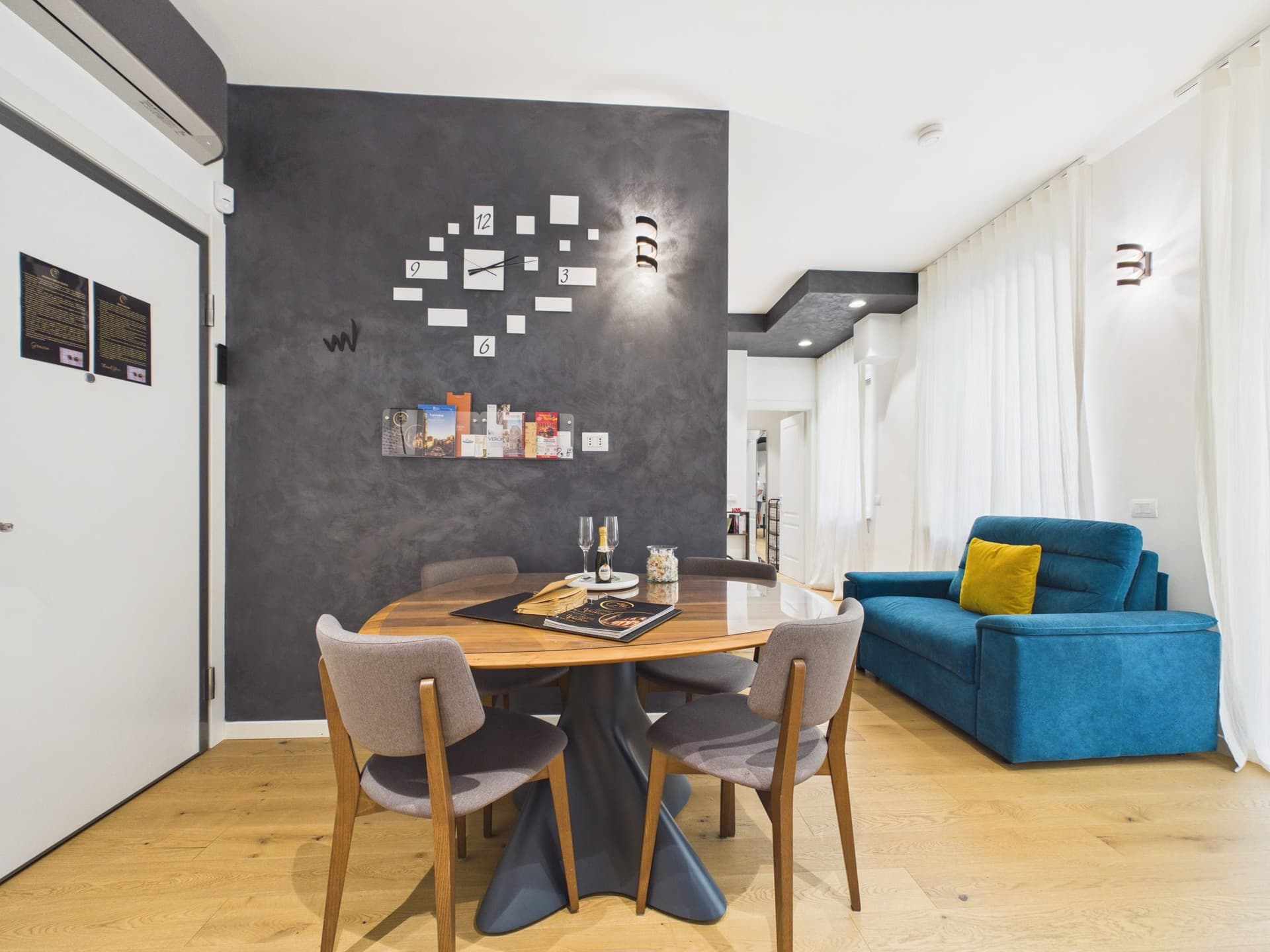 Tavolo da pranzo con parete a decoro geometrico