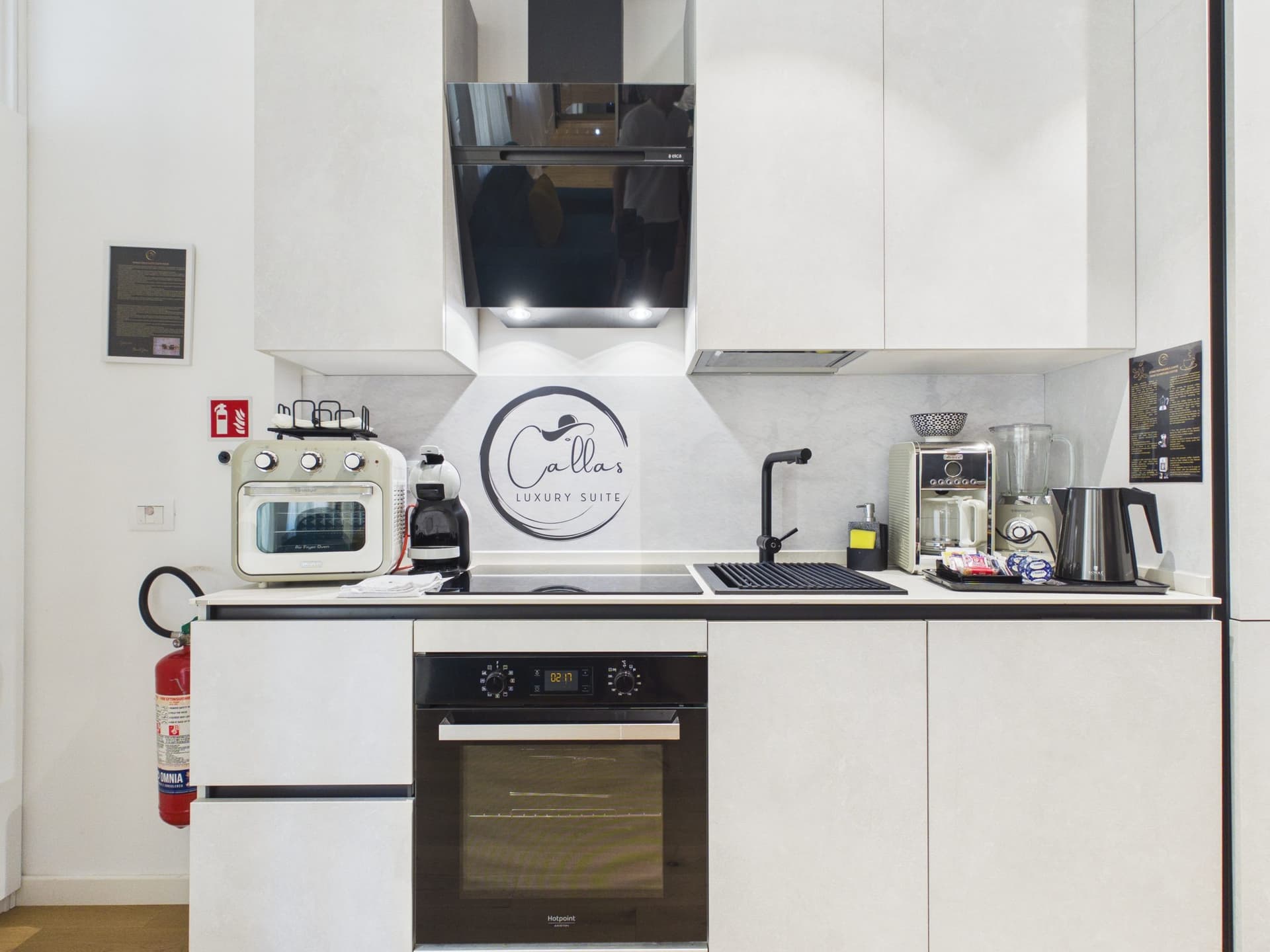 Cucina con dettaglio del logo Callas